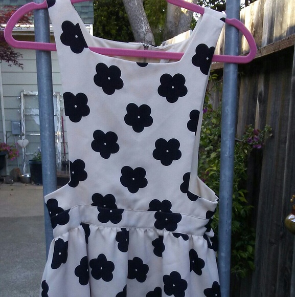 Sale 🌼 Dress - Picture 4 of 6